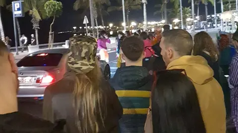 Imagen de la cantidad de gente que estaba esperando para coger un taxi en la zona de El Reducto