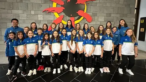 Las campeonas en el aeropuerto con sus entrenadores