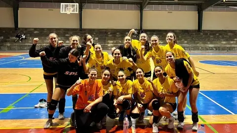 Jugadoras del CB Puerto del Carmen celebrando la victoria.