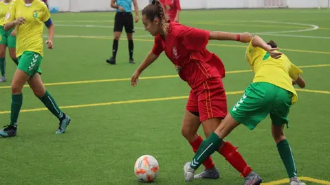 Imagen de archivo de una jugadora del FC Puerto del Carmen regateando a una rival.