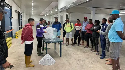 Imagen de los pescadores lanzaroteños explicando a los caboverdianos las técnicas que utilizan