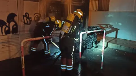 Los bomberos sofocando el incendio de una moto en Arrecife.