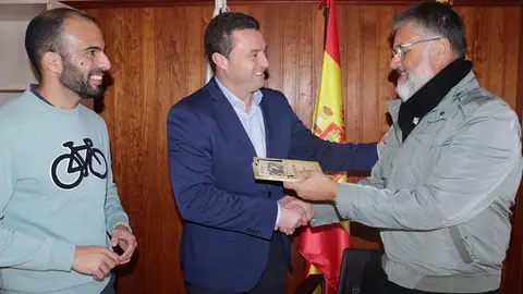 Daniel Medina y Óscar Noda junto a Valentín Fernández Arrocha.