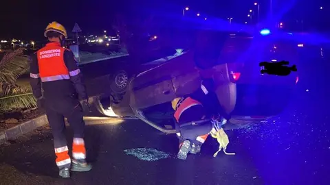 Imagen del accidente producido en Los Geranios y la actuación de los bomberos.