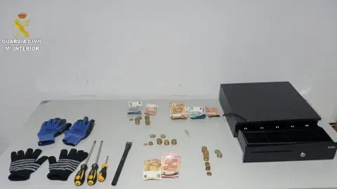 Material utilizado por los delincuentes y objetos recuperados por la Guardia Civil.