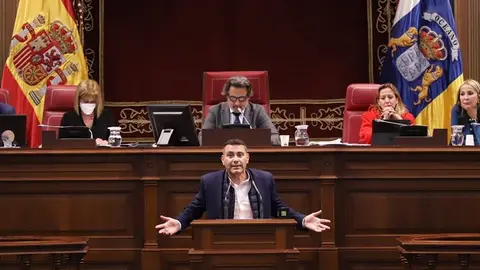 Oswaldo Betancort este viernes en el Parlamento autonómico.