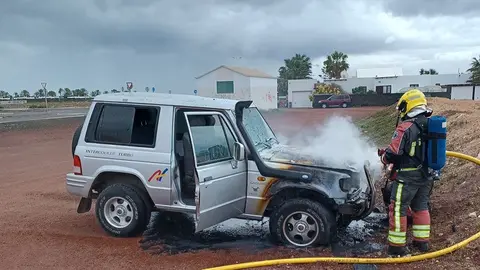 Los bomberos del Consorcio apagando el fuego en el coche.