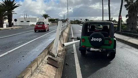 Imagen del vehículo tras chocar con la farola.