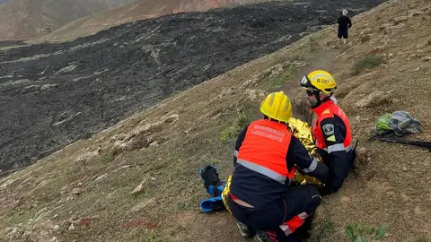 Imagen de los bomberos con la senderista accidentada