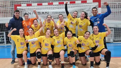 Imagen de las jugadoras y el cuerpo técnico celebrando el gran éxito