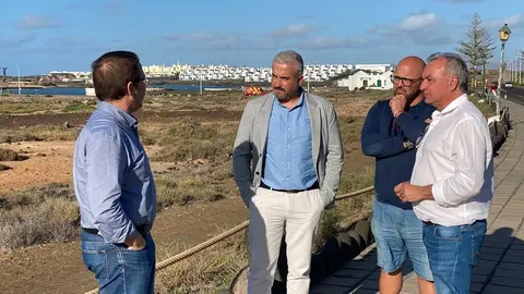 Antonio Morales con Luis Campos y otras personas que se interesaron por la situación de Tinajo