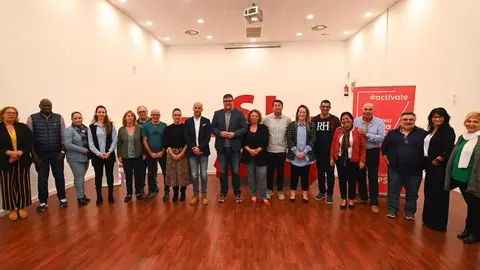 Imagen del actual alcalde con el grupo de personas que le acompañarán en las siguientes elecciones.