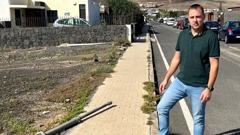 Bruno Medina señalando uno de los problemas de las calles de la zona sureña.