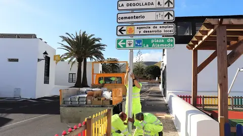 Operarios colocando las señales en Yaiza.
