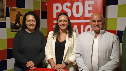 Begoña Hernández con dos de sus compañeros de partido