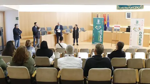 El alcalde, José Juan Cruz, y los concejales de Recursos Humanos, Empleo y Deportes, Tomás Silvera, Kalinda Pérez y Sergio García dando la bienvenida a los nuevos trabajadores.  