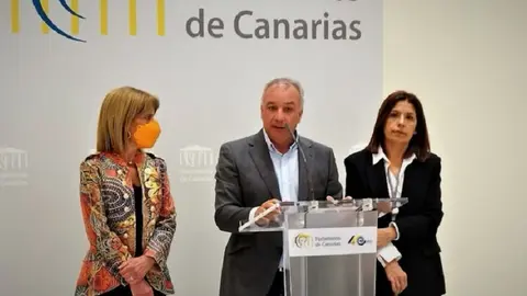 Luis Campos en el Parlamento de Canarias.