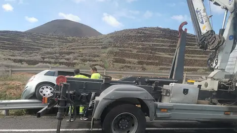 Imagen de la grúa retirando el vehículo.