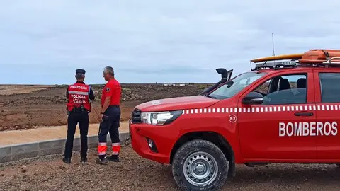 Imagen de los bomberos que participan en la búsqueda.
