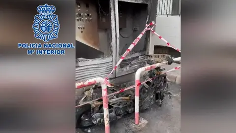 Motocicleta quemada por el detenido.