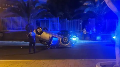 Imagen del coche volcado enfrente de la escuela Pancho Lasso de Arrecife