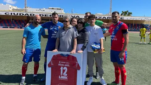 Imagen del bonito homenaje que se hizo a un hombre muy destacado en el fútbol local