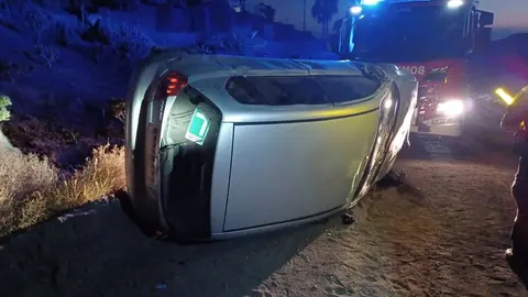 Vehículo volcado en la carretera de Puerto del Carmen.