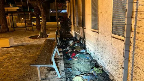 Zona incendiada junto al edificio de la Seguridad Social.