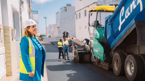 Astrid Pérez en las obras de asfaltado de Altavista.