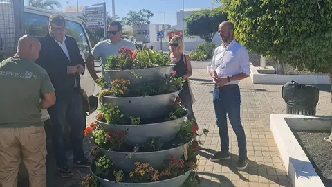 Isidro P&eacute;rez y Ra&uacute;l de Le&oacute;n junto a los trabajadores de grevislan.