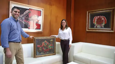 Benjamin Perdomo junto a un cuadro adquirido y María Dolores Corujo.