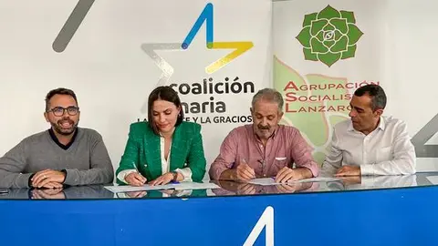 Imagen de la firma del acuerdo de los dos máximos responsables de los dos partidos