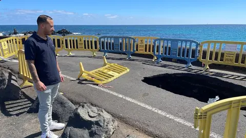 Imagen del candidato del PP en Haría delante del enorme agujero
