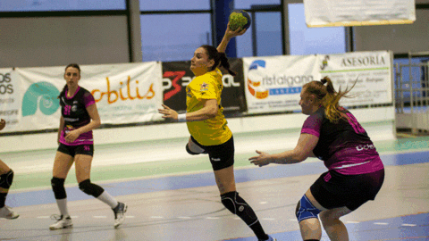 Jugadora del CB Puerto del Carmen realizando un lanzamiento ante el Camargo74.