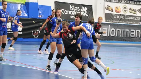 Jugadora del CICAR Lanzarote realizando un lanzamienrto entre la defensa del Elda Prestigio.