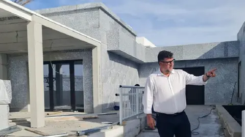Isidro Alonso comprobando este lunes el estado de las obras.
