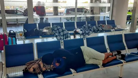 Imagen de gente durmiendo este domingo en el aeropuerto de Lanzarote por la cancelación de vuelos sin aviso