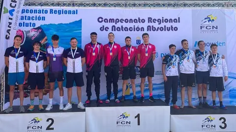 Componentes de ESNA en el podio del campeonato regional de natación absoluto.