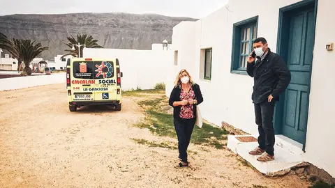 Oswaldo Betancort y Alicia Páez en La Graciosa.