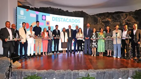 María Dolores Corujo y Alfredo Mendoza junto a los premiados.