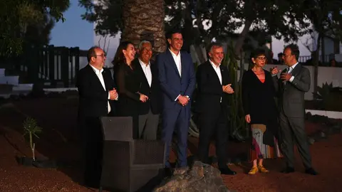 Imagen del presidente del Gobierno español con el primer ministro portugués, Pilar del Río, Ángel Víctor Torres, María Dolores Corujo y otras personalidades.