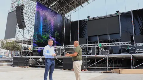 Óscar Noda junto al escenario de Playa Blanca.