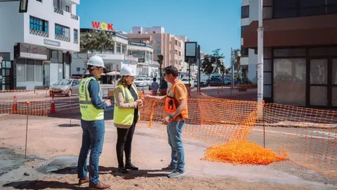 Astrid Pérez junto a Eduardo Placeres en la obras de la calle Manolo Millares.