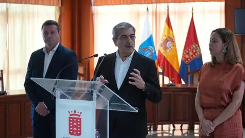Román Rodríguez y Óscar Noda con la actual presidenta del Cabildo.