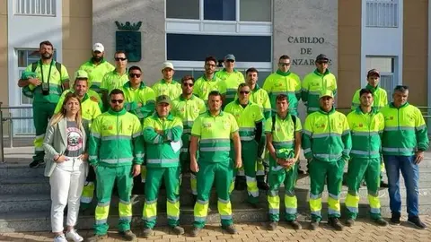 Imagen de los trabajadores de conservación de márgenes de carretera en la puerta del Cabildo.