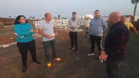 Amado Vizcaíno presentando a los vecinos de Conil su plan para recuperar el pueblo