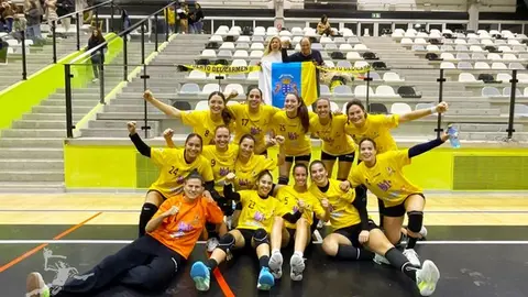 Las chicas del Puerto del Carmen celebrando el triunfo
