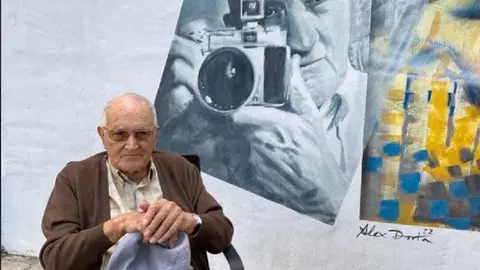 Imagen del fotógrafo con el dibujo que hay dedicado a él en el pueblo. 