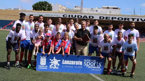 Los jugadores hicieron un homenaje a Pepe Corujo