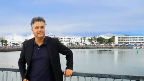 Armando Santana.